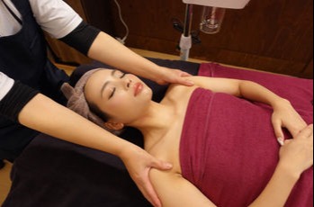 23:45最終受付で、お仕事帰りに立ち寄れる！メンズ・学生もOK◎【もみほぐし60分3000円】/10種類以上のこだわりアロマから、その日の気分に合わせて選べる【リンパマッサージ90分6000円】